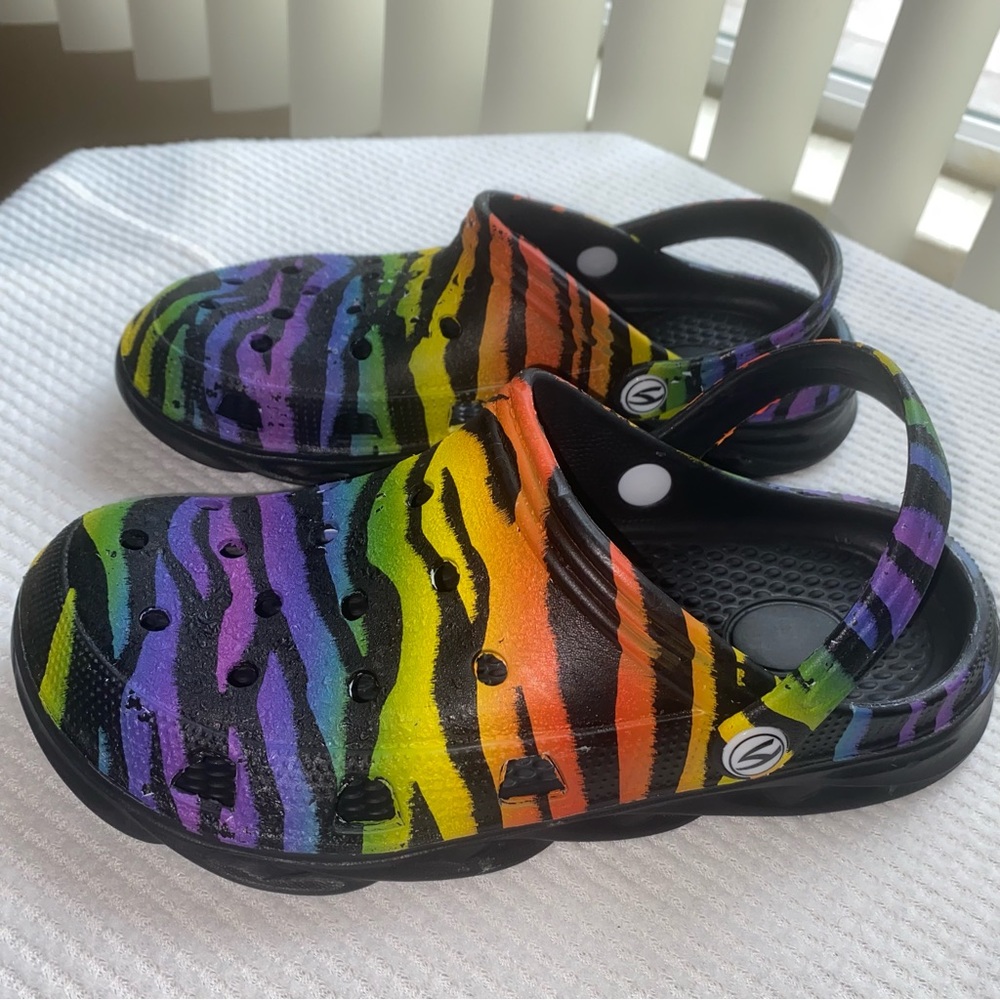 HOBIBEAR UNISEX Rainbow Zebra Garden Mule Clogs Size 40 (Women’s Size 9.5-10) - Picture 4 of 12